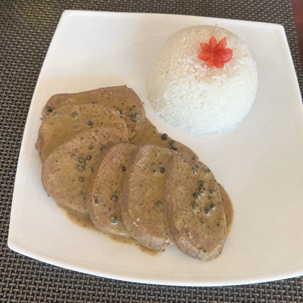 Langue de zébu sauce poivre vert